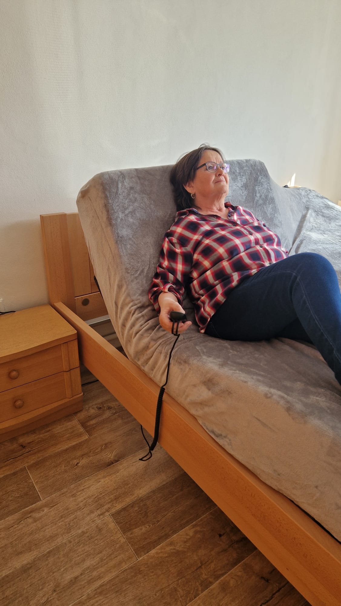 Polohování do sedu Paní Jitka si užívá polohování postele GAVOTA